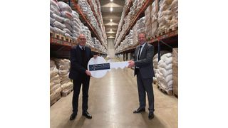 Greiwing logistics for you hat zum 1. Januar dieses Jahres die Werner Bruhns Lagereigesellschaft übernommen. Mit einer symbolischen Schlüsselübergabe besiegelten Michael Bruhns (l.) und Jürgen Greiwing (r.)  die Übernahme.  (Bild: Greiwing)