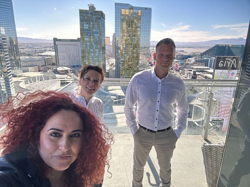 Was für eine Aussicht. Besa (IT-BUSINESS), Stefanie Douglas und Marco Alisch (Verbatim) genießen das Meeting auf dem Balkon. (Bild: Vogel IT-Medien)