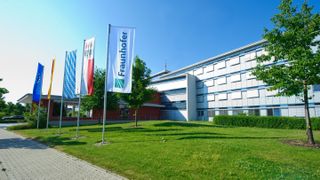 Das Fraunhofer-Institut für Integrierte Schaltungen IIS in Erlangen, eine führende Einrichtung der angewandten Forschung mit weiteren Standorten in Dresden und anderen Städten. Bekannt für die Entwicklung bahnbrechender Standards wie mp3 und AAC, fokussiert sich das Institut auf mikroelektronische Systemlösungen, kognitive Sensorik und Medientechnologien. Es ist das größte Institut innerhalb der Fraunhofer-Gesellschaft. (Bild: Fraunhofer IIS)