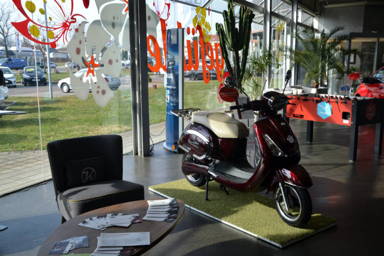 Die Kunden können im Autohaus nicht nur Autos anschauen und erwerben, sondern auch Zweiräder... (Foto: Mauritz)