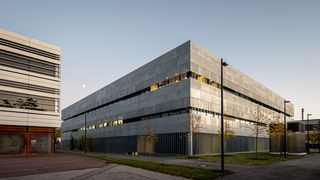 L'esterno del nuovo edificio provvisorio del Dipartimento di Fisica della TUM. (Immagine:Astrid Eckert / TUM)
