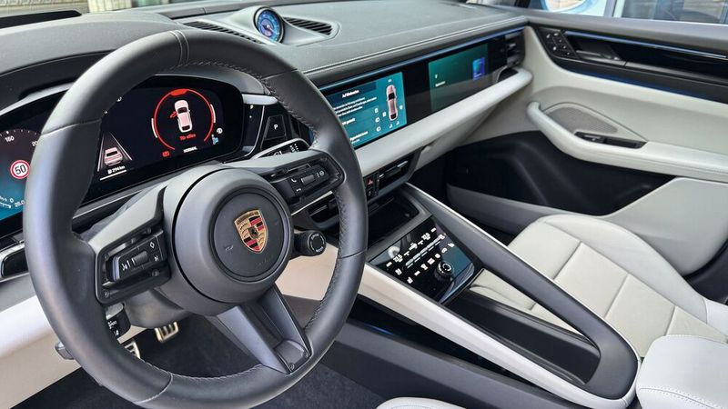 Drei digitale Screens sind vorn untergebracht: hinter dem Lenkrad, über der Mittelkonsole und auf der Beifahrerseite. (Bild: Achter – VCG)