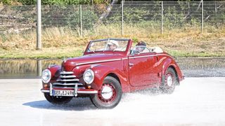 Richtig bremsen mit dem Oldie: Das Fahrsicherheitstraining von Belmot und ASC am Nürburgring lehrte (junge) Oldtimerfahrer, worauf es in Gefahrensituationen ankommt. (Bild: Dominsky / »kfz-betrieb« )