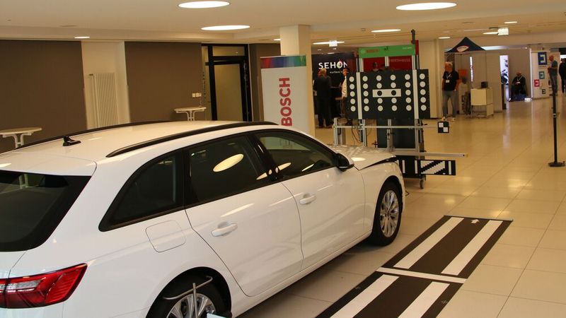 Kalibrieren und Justieren mit dem richtigen Equipment, zeigte BOSCH in der Ausstellungsebene. (Bild: Klasing)