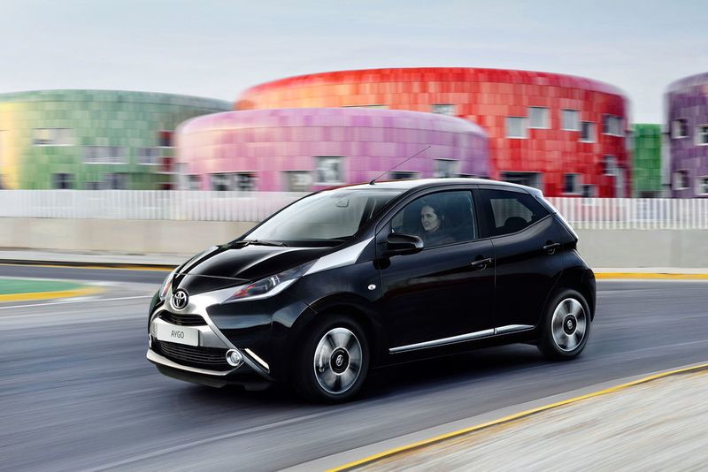 ... für den Toyota Aygo werden 3,8 l/100km (88 g CO2/km) angegeben. Den Aygo mit auffälligem Design kostet eher um 9.000 Euro. Die Preise gelten jeweils für deutsche Ausführungen, es handelt sich dabei nach Angaben der anbietenden Händler nicht um Grauimporte. (Foto: Toyota)