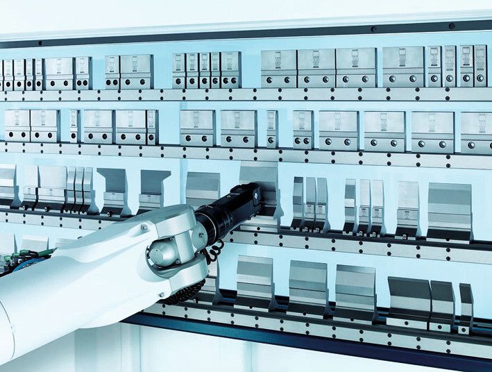Der automatische Werkzeugwechsler ToolMaster Bend ermöglicht eine besonders flexible Auftragsabarbeitung – auch bei kleinen Losgrößen. Durch ein flexibles Stecksystem kann die Systempalette des LoadMaster Bend bis zu 24 verschiedene Bauteile bereitstellen. (Bild: Trumpf)