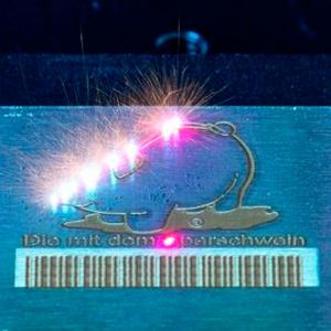 Die Piggy Lasermarker, die in offenen oder Kabinenausführungen erhältlich sind, beschriften Bauteile präzise und schonend auf Knopfdruck.(Bild:  Botzian & Kirch)