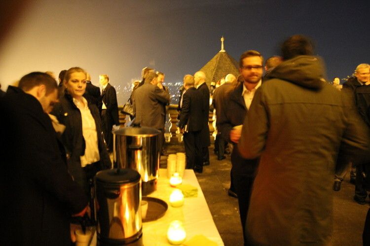 Beim gemeinsamen Glühweinempfang auf der Dachterasse konnten Kontakte geknüpft... (Bild: PROCESS)