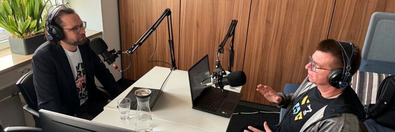 In der neuesten Folge des MM Maschinenmarkt Podcasts spricht Chefredakteur Benedikt Hofmann mit Heiko Obmann von Visual Components, über die Schlüsseltechnologien für flexible, effiziente Produktion.(Bild:  VCG)