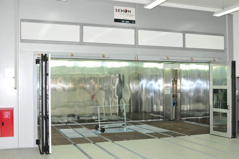 Durch die komplette Innenverkleidung der Kabine mit Edelstahlspiegeln gelangt das für die Trocknung nötige UV-Licht an jede Stelle des zu lackierenden Objekts.  (Foto: Dominsky)