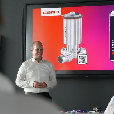 Simon Stadtmüller, Product Owner bei Gemü, erklärt beim Workshop den Weg des Unternehmens zum Digitalen Produktpass – bereits 2015 hat CEO Gert Müller das Thema mit der internen Digitalisierung angestoßen. (Bild: Dennis Scherr)