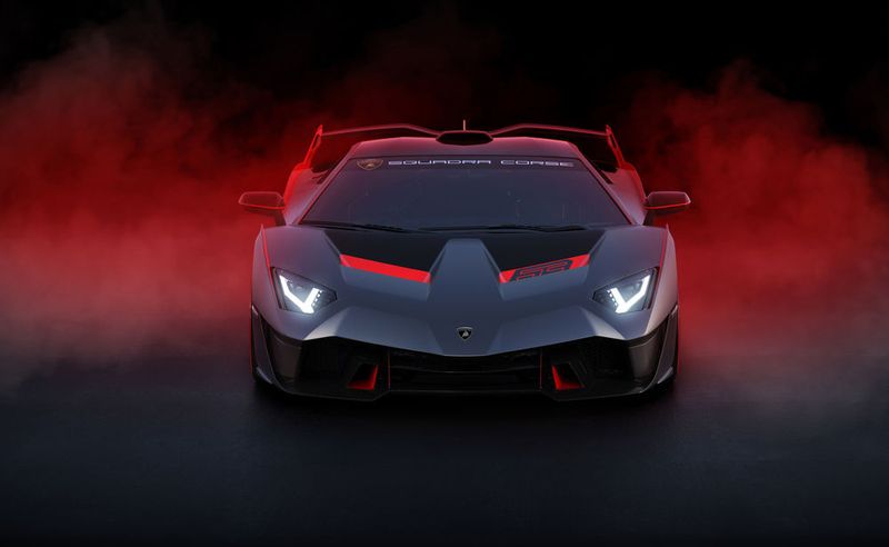 Eine auf knapp elf Zentimeter verringerte Bodenfreiheit und gewichtssparende Materialien verbessern zusätzlich das Handling. (Lamborghini)