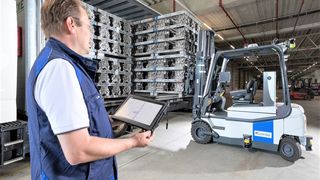 Bei BMW in Landshut nutzt man jetzt mit Unterstützung der TU München die 5G-Technik, um die Fabrik smart zu vernetzen. Dabei spielen auch autonom fahrende Stapler eine wichtige Rolle seitens der Logistik im Werk. Hier erfahren Sie, was damit alles geht. (Bild: BMW / H. Zdera)