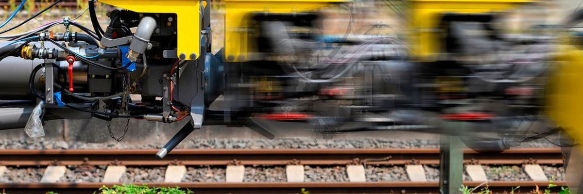 A dynamic coupling process: A radio wave transmission in the millimeter-wave band between 63 and 64 GHz is suitable for safe and fast communication between trains.