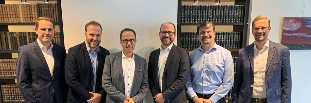 E-mobility alliance: Thomas Kriete (Weidmüller), Lars Ulbricht (wallbe), Klaus Holterhoff (Weidmüller), Dr. Dominik Freund (wallbe), Jan Trense (enercity) and Ingo Krogmann (enercity) (l.t.r.) were happy about the future cooperation after signing the contract.