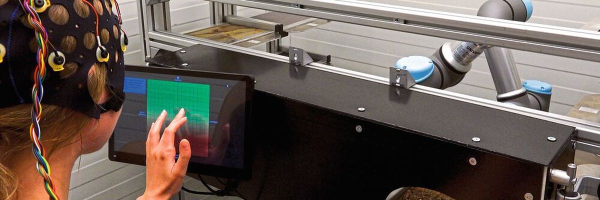 A selection of materials, surfaces, and components are presented to the test person during the test using a robotic system.