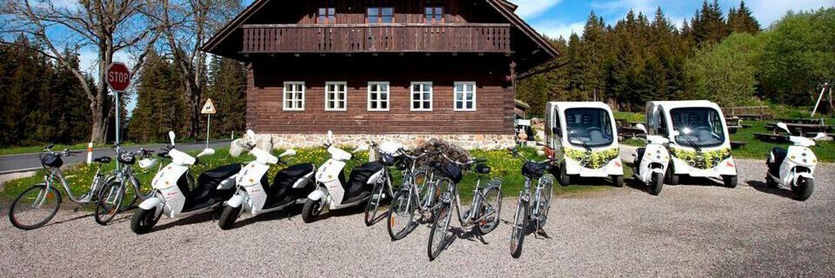 Researchers at the University of Passau have developed a two-stage control concept for "smart charging". This allows grid operators to keep an eye on the voltage and load data.