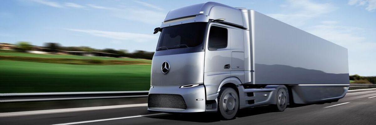 For the first time, Daimler Trucks presents a preview of its purely battery-powered long-haul truck: the Mercedes-Benz eActros LongHaul. Starting from the middle of the decade, it is designed to cover regular journeys on plannable routes in an energy-efficient manner. Its range on one battery charge will be approximately 500 kilometers.