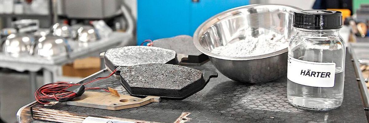 Sensors can be integrated in the liquid phase due to the special way of manufacturing "intelligent" friction linings.