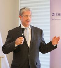 Klaus Heinzelbecker hat in 2016 zusammen mit Professor Uwe Hannig das Institut für Sales und Marketing Automation gegründet und ist dort im Board vertreten. Außerdem ist er Unternehmensberater und Dozent an der Hochschule Ludwigshafen, Universität Mainz und an der Graduate School Rhein Neckar.