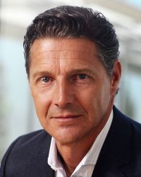 Volker Hildebrand ist Global Vice President bei SAP Hybris. Mit mehr als zwei Jahrzehnten Erfahrung im Digital Business, ist er ein Pionier in den Bereichen E-Commerce und CRM.