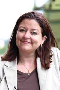 Sandra Schubert ist eine erfahrene Expertin für Verkauf und Positive Psychologie.