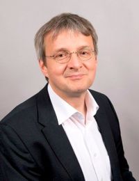 Prof. Dr. Karsten Machholz ist Professor für Strategischen Einkauf und Supply Chain Management an der Hochschule für angewandte Wissenschaften Würzburg-Schweinfurt.