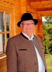 Josef Schmidt ist Management-Trainer. Seine Erfahrungen aus der Praxis gibt er in Vorträgen und Büchern weiter.