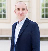 Nikolaus Schmidt ist Co-Founder und Managing Partner von KLAITON.