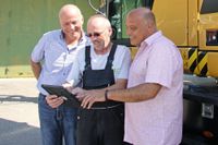 „Die Fahrer sollen erst mal Erfahrungen sammeln”, Andreas Wiedermann (rechts im Bild), Geschäftsführer, Arec Abfall Recycling.