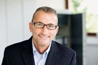 Klaus Dargahi, Geschäftsführer, Smart-TEC: „Das Internet of Things, also die vollständige Vernetzung von Objekten untereinander und mit dem Internet, bringt für Unternehmen Optimierungspotenziale in ungeahntem Ausmaß mit sich. Auch im privaten Bereich werden intelligente Gegenstände unser Leben komfortabler gestalten. Smart-TEC trägt mit seinen Lösungen entscheidend dazu bei, dass das IoT in den kommenden Jahren mehr und mehr zur Realität werden kann.“