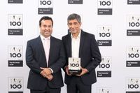 Contact-Manager Michael Murgai (links), Mitglied der Geschäftsleitung, bei der Ehrung zum Top-100-Unternehmen durch Ranga Yogeshwar.