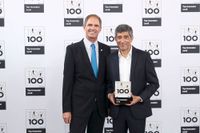Der Institutsdirektor des SKZ, Prof. Dr. Martin Bastian, nahm den Preis von Ranga Yogeshwar, dem Mentor der Top-100-Auszeichnung, entgegen.
