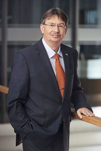 Prof. Dr.-Ing. Volker Lohweg, Leiter des Instituts für industrielle Informationstechnik (inIT) der Hochschule OWL: „Für die Zukunft wünsche ich mir, dass in Deutschland Gewicht auf Bildung und Forschung gelegt wird.“ Prof. Dr.-Ing. Volker Lohweg, Leiter des Instituts für industrielle Informationstechnik (inIT) der Hochschule OWL: „Für die Zukunft wünsche ich mir, dass in Deutschland Gewicht auf Bildung und Forschung gelegt wird.“