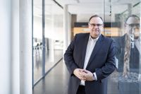 „Vielleicht haben gerade wir deutsche Unternehmen weltweiten Erfolg, weil wir seit Jahrzehnten durch die Bürokratisierung gezwungen sind, Prozesse immer wieder neu zu definieren und zu verschlanken, um diese Nachteile aufzuholen. Aber irgendwann ist das Aufholen auch ein Ding der Unmöglichkeit“, sagt Ralph Hufschmied, Geschäftsleiter der Hufschmied Zerspanungswerkzeuge.