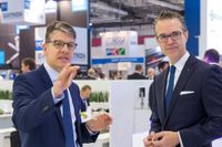 Dr. Jochen Kress (l.), Geschäftsführender Gesellschafter der Mapal Dr. Kress KG, mit Dr. Berend Lindner (CDU), Staatssekretär im Niedersächsischen Ministerium für Wirtschaft, Arbeit, Verkehr und Digitalisierung, auf der EMO Hannover 2019. Dr. Jochen Kress (l.), Geschäftsführender Gesellschafter der Mapal Dr. Kress KG, mit Dr. Berend Lindner (CDU), Staatssekretär im Niedersächsischen Ministerium für Wirtschaft, Arbeit, Verkehr und Digitalisierung, auf der EMO Hannover 2019.