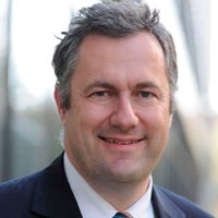 Clemens Dachs arbeitete als Krisenmanager im Großanlagenbau, bevor er sich der lernenden Organisation zuwandte. Heute ist er einer der Chief Engineer von Siemens und fokussiert sich auf die Organisation der Zukunft. Seit 2014 untersucht er, wie die Erfahrungen aus der Natur im Großanlagenbau genutzt werden können.