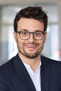 Joscha Riemann ist Head of Mission Additive bei Vogel Communications Group: „Neue Drucker, neue Verfahren, neue Branchen, neue Möglichkeiten – die Additive Fertigung scheint keine Grenzen mehr zu kennen.”