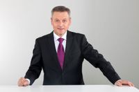 Uwe Burk, Vice President Euro Central, Solidworks, Dassault Systèmes: "Allgemein kann man sagen: Eine konstruktionsbegleitende Simulation könnte heute viel mehr leisten, wenn sie bereits als fester Bestandteil im Konstruktionsprozess verankert wäre. Denn durch die einfache Handhabung solcher Softwarelösungen wie bspw. Solidworks Simulation sind Konstrukteure in der Lage, Simulationswerkzeuge nutzbringend einzusetzen." Uwe Burk, Vice President Euro Central, Solidworks, Dassault Systèmes: "Allgemein kann man sagen: Eine konstruktionsbegleitende Simulation könnte heute viel mehr leisten, wenn sie bereits als fester Bestandteil im Konstruktionsprozess verankert wäre. Denn durch die einfache Handhabung solcher Softwarelösungen wie bspw. Solidworks Simulation sind Konstrukteure in der Lage, Simulationswerkzeuge nutzbringend einzusetzen."