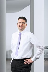 „Mit Systemlösungen, die aus dezentralen oder zentralen Antrieben bestehen oder aus einer Mischung aus beiden, lassen sich alle realen Maschinentypen abdecken“, erklärt Andreas Golf, Senior Produktmanager Antriebstechnik bei Beckhoff.