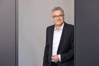 Maximilian Brandl ist CEO der Salt Solutions AG. Der Experte für Logistik und Produktion, Industrie 4.0, Internet of Things, Cloud und Digitalisierung war zuvor unter anderem bei SAP Deutschland als Mitglied der Geschäftsleitung tätig.