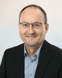 Nach seinem Mechanical-Engineering-Studium an der TU Dresden agierte Ronald Brade unter anderem in leitenden Funktionen in Transportgutsicherungs- und Materialflussunternehmen. Brade kam 2012 zu SSI Schäfer und ist seit 2017 als Vice President Market Sector Industry für Business Development und Projektarbeit verantwortlich. Nach seinem Mechanical-Engineering-Studium an der TU Dresden agierte Ronald Brade unter anderem in leitenden Funktionen in Transportgutsicherungs- und Materialflussunternehmen. Brade kam 2012 zu SSI Schäfer und ist seit 2017 als Vice President Market Sector Industry für Business Development und Projektarbeit verantwortlich.