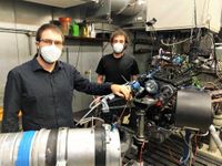 Die wissenschaftlichen Mitarbeiter Konstantin Huber (links) und Felix Gackstatter, am hochinstrumentierten Motorprüfstand bei Spiess Motorenbau.