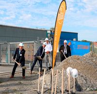 Das war der symbolische erste Spatenstich für das neue ifm-Logistikzentrum in Tettnang. Von links: Tettnangs Oberbürgermeister, Bruno Walter, mit den ifm-Vertretern Martin Buck, Dr. Dirk Kristes und Karl Milz.