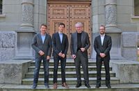 Gemeinsam in die Zukunft! Von links: Philipp Haslebacher und Simon Zumbrunnen von Reseatech, mit Bürkert-Geschäftsführer Heribert Rohrbeck und dem Projektverantwortlichen Caspar von Schoeler, auf dem Campus der Fachhochschule Bern.