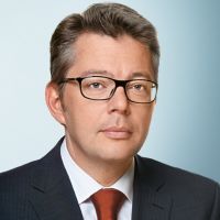 Georgios Chryssos: „Ab dem kommenden Jahr wird bundesweit, vorrangig im Fachhandel, nun auch der gelbe Sammelbehälter eingeführt und mit ihm ein vollkommen neuer Sicherheitsstandard für die Batterieentsorgung“