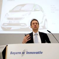 Zwischen 2020 und 2025 werde ein massiver Umbruch zur Elektromobilität erfolgen, ist sich Prof. Markus Lienkamp, Inhaber des Lehrstuhls für Fahrzeugtechnik an der TU München, sicher. Zwischen 2020 und 2025 werde ein massiver Umbruch zur Elektromobilität erfolgen, ist sich Prof. Markus Lienkamp, Inhaber des Lehrstuhls für Fahrzeugtechnik an der TU München, sicher.