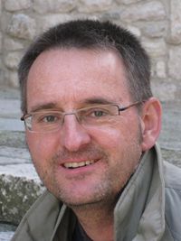 Der Autor: Jörg Zeyringer, promovierter Motivationspsychologe, setzte sich bereits Ende der 1990er-Jahre in seiner Doktorarbeit mit der Thematik „Geld und Motivation“ auseinander. Seit 1993 ist er als Trainer und Berater in der Wirtschaft und im Gesundheitswesen tätig. Seine Kernkompetenzen liegen in den Bereichen Motivation und Verhalten, Führen, Persönlichkeits- und Teamentwicklung, Kommunikation und Coaching.