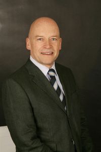 Herbert Heupke ist seit mehr als 30 Jahren im Vertrieb von Hightech-Investitionsgütern für mittlere und große Unternehmen tätig. Er hat alle Stationen des Vertriebs durchlaufen, war Sales Manager, Key-Account-Manager, Vertriebsleiter und Geschäftsführer. Er hat nationale und internationale Vertriebsorganisationen aufgebaut und geführt. Heute arbeitet er als selbstständiger Vertriebsberater. Herbert Heupke ist Autor des Buches „Wertorientiert verkaufen. Wie Sie den Entscheidungszyklus Ihres Kunden optimal steuern“.