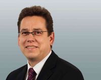 Carsten Gregorius, Senior Specialist Safety bei Phoenix Contact: „Phoenix Contact hat das erste Elementarrelais mit einer Baubreite von nur 6 mm entwickelt – inklusive Zwangsführung. Die daraus resultierenden Möglichkeiten versprechen bisher nicht gekannte Nutzungsmöglichkeiten für Sicherheitsrelais.